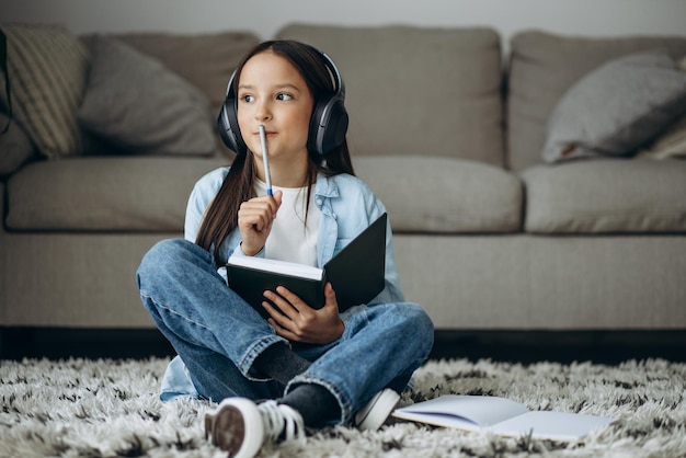 Mädchen lernt zu Hause und hört Musik