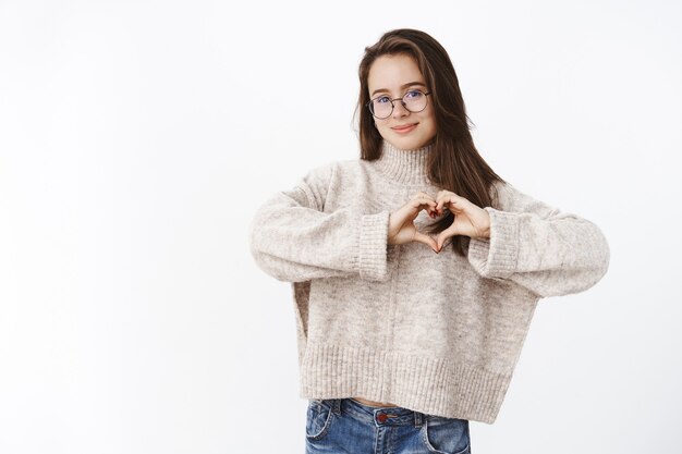 Mädchen liebt kuschelige Pullover bei kaltem Wetter