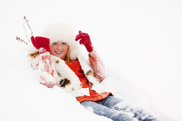 Mädchen liegt auf Schnee