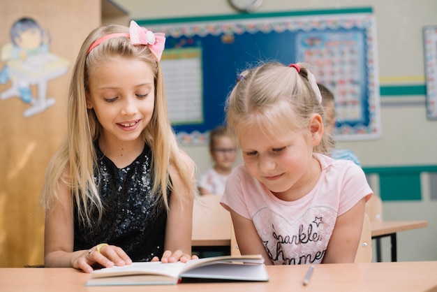 Mädchen liest Buch im Klassenzimmer