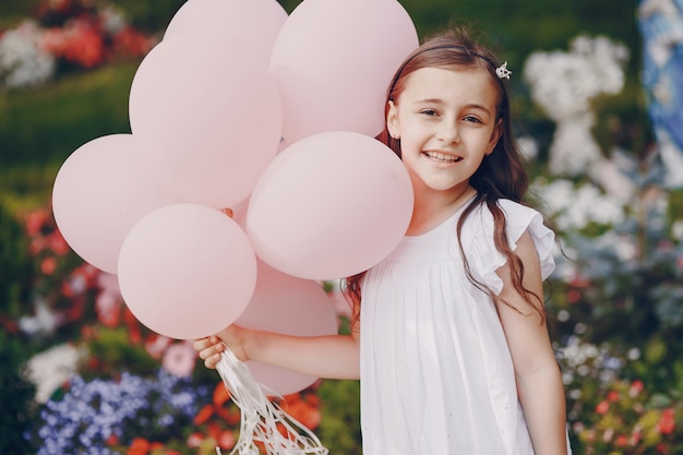 Kostenloses Foto mädchen mit ballons