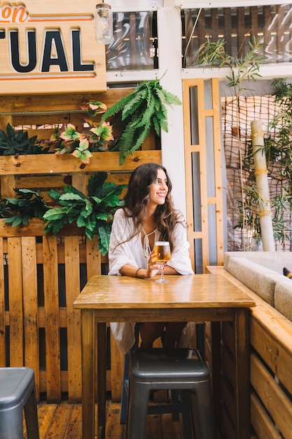 Kostenloses Foto mädchen mit bier wartet auf ihre freunde