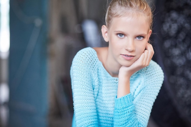 Kostenloses Foto mädchen mit blauen augen in einem blauen freizeitpullover.