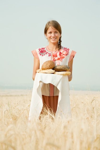 Mädchen mit Brot auf Feld