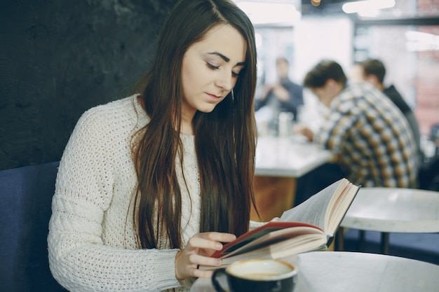 Kostenloses Foto mädchen mit buch