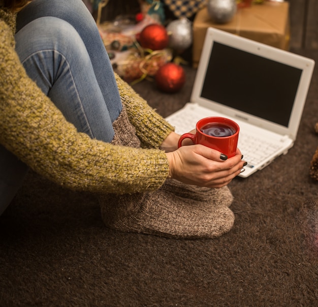 Mädchen mit Computer Weihnachtsdekoration