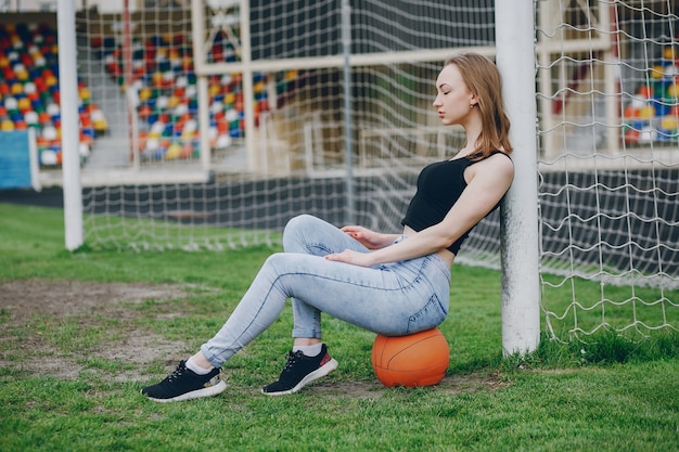 Mädchen mit einem ball | Kostenlose Foto