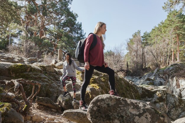 Mädchen mit einem Fuß auf einem Felsen