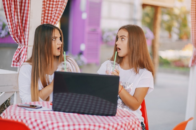 Mädchen mit einem Laptop