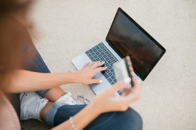 Mädchen mit einem Laptop