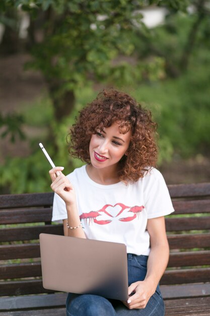 Mädchen mit einem Laptop