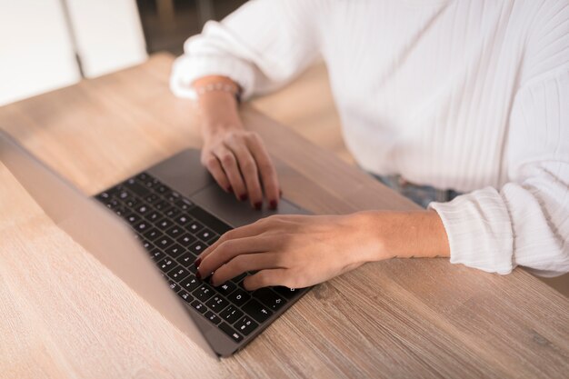 Mädchen mit einem Laptop