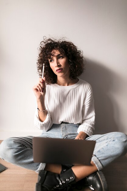 Mädchen mit einem Laptop