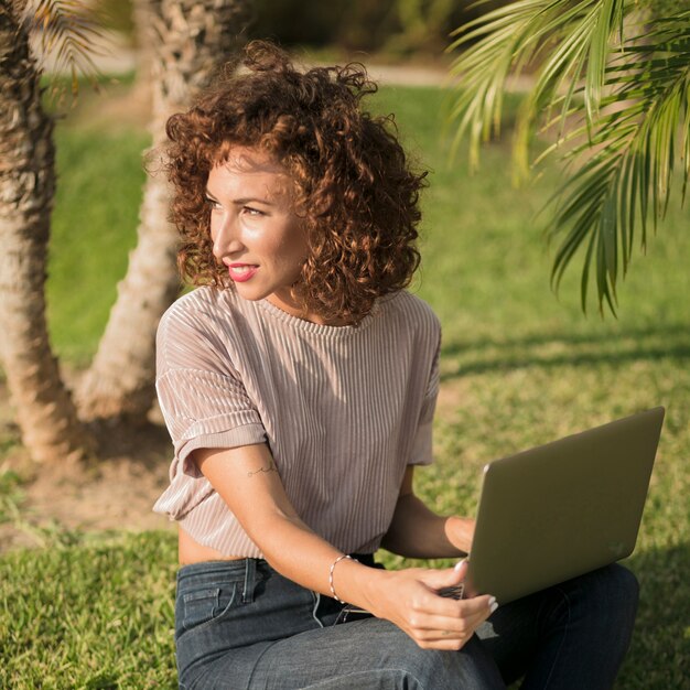 Mädchen mit einem Laptop