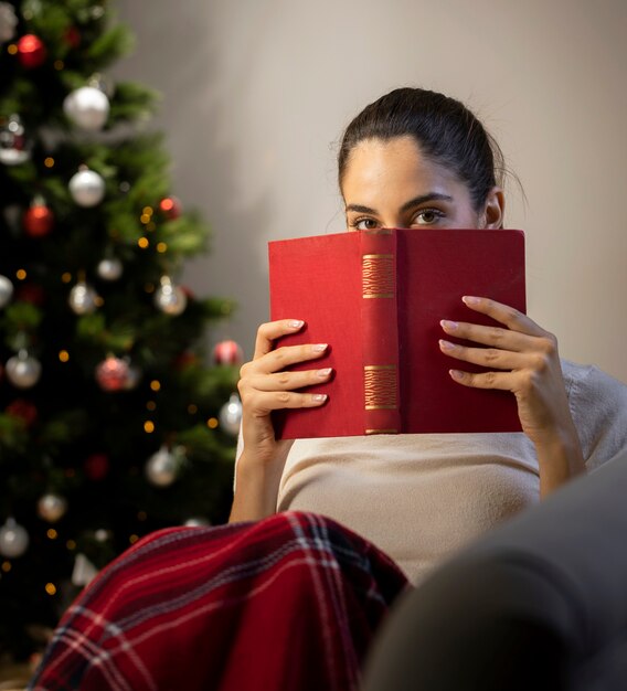 Mädchen mit einem roten Buch in ihren Händen