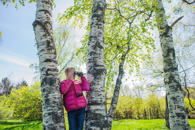 Kostenloses Foto mädchen mit fernglas an einem sonnigen tag