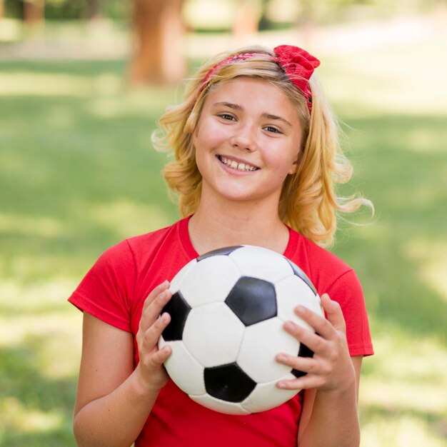 Mädchen mit Fußball