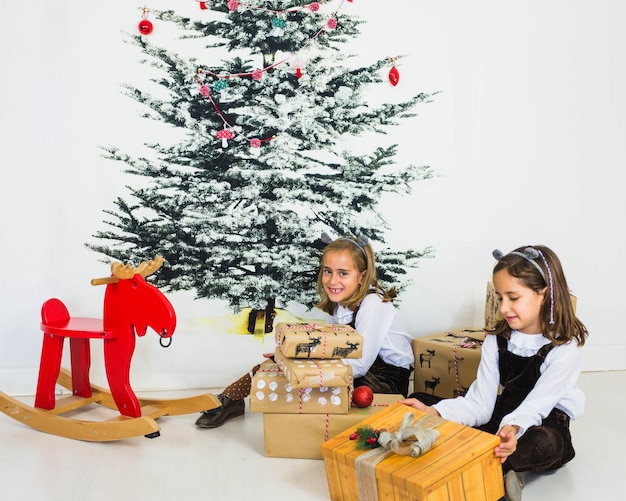 Mädchen mit Geschenkboxen