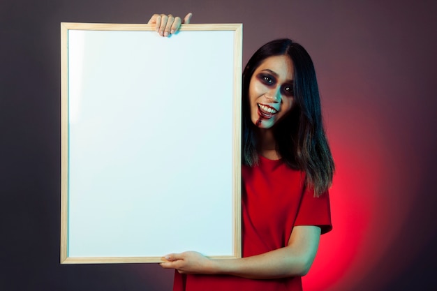 Mädchen mit Halloween-Make-up holding Whiteboard