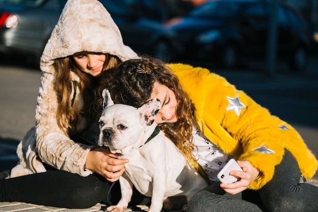 Mädchen mit Hund auf der Straße