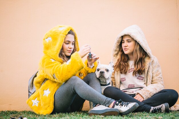 Mädchen mit Hund auf Gras