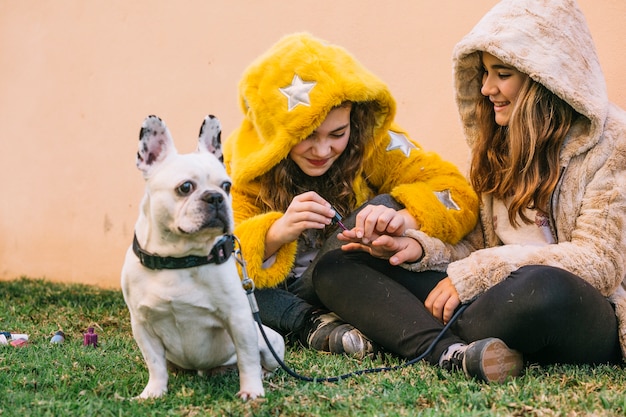 Mädchen mit Hund auf Gras