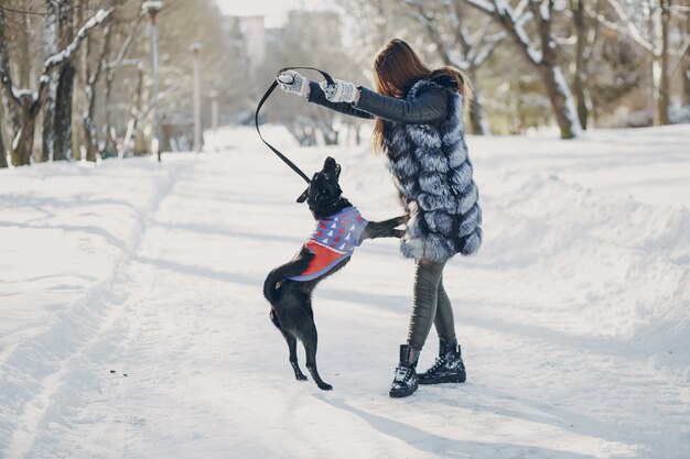 Mädchen mit Hund