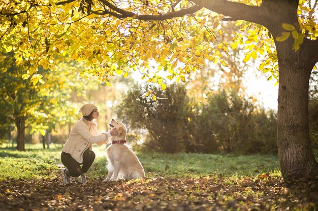 Mädchen mit Hund