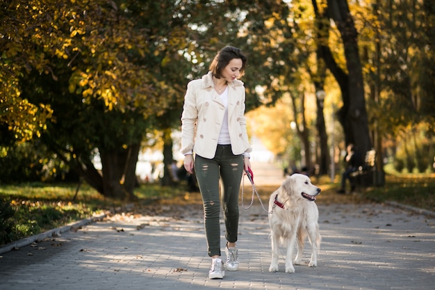 Mädchen mit Hund