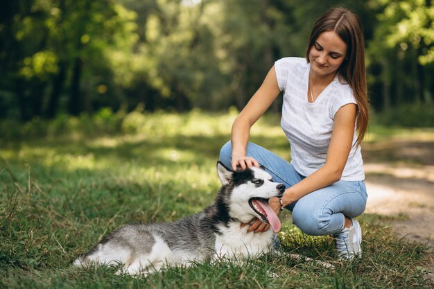 Mädchen mit ihrem Hund im Park