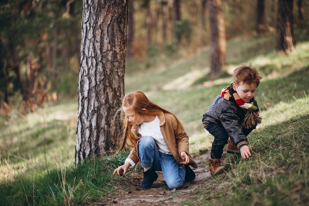 Kostenloses Foto mädchen mit ihrem kleinen bruder zusammen im wald