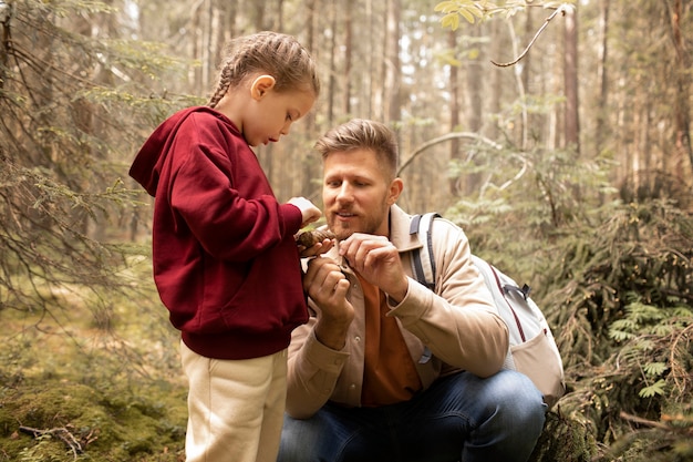 Kostenloses Foto mädchen mit ihrem vater, der einen familienausflug genießt