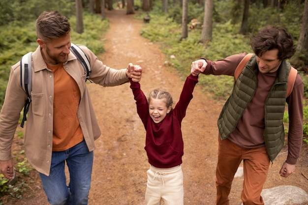 Kostenloses Foto mädchen mit ihren vätern, die einen familienausflug genießen