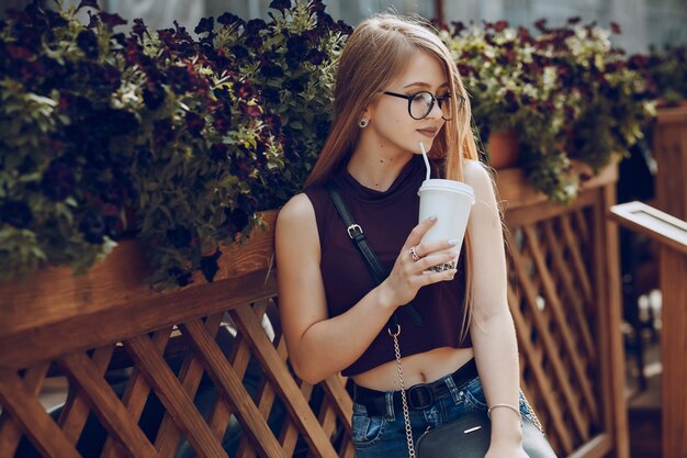 Mädchen mit Kaffee