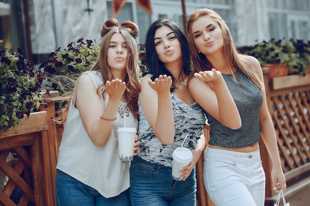 Kostenloses Foto mädchen mit kaffee