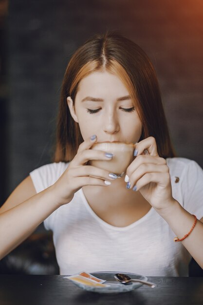 Mädchen mit Kaffee