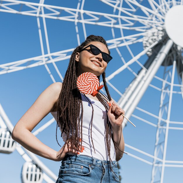 Mädchen mit Kastengeflechtfrisur und Riesenrad