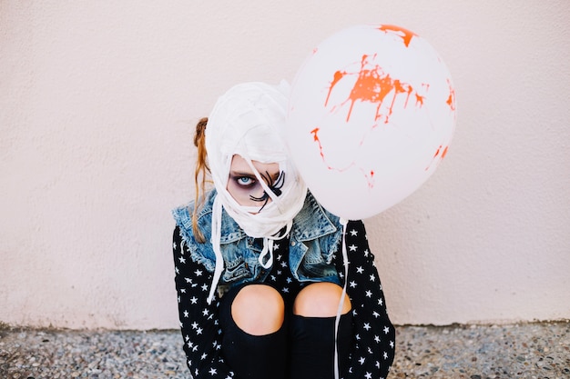 Kostenloses Foto mädchen mit kopf verbunden mit blut ballon