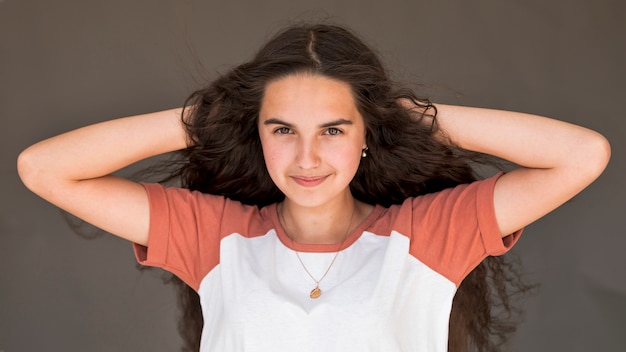 Kostenloses Foto mädchen mit langen haaren posiert