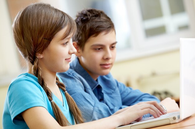 Mädchen mit Laptop mit ihrem Freund Hintergrund