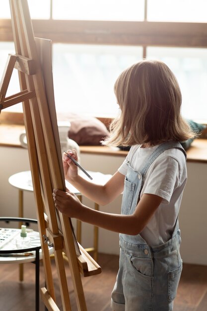 Mädchen mit mittlerem Schuss, das mit Bleistift zeichnet