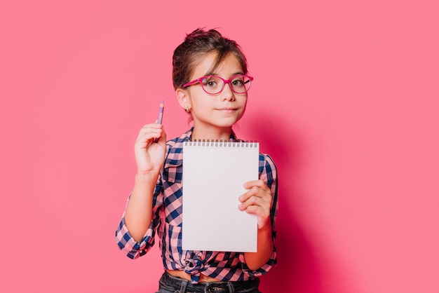 Kostenloses Foto mädchen mit notizbuch