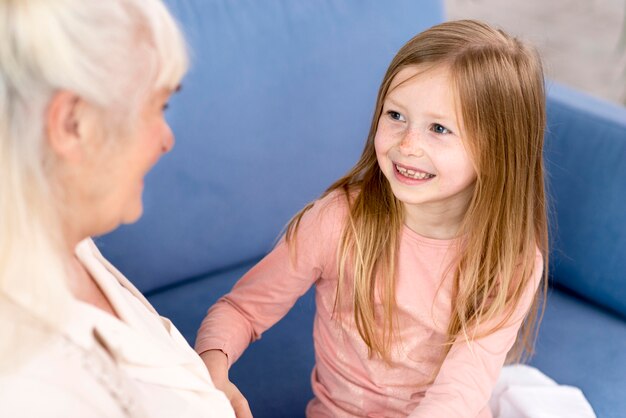 Mädchen mit Oma spielt