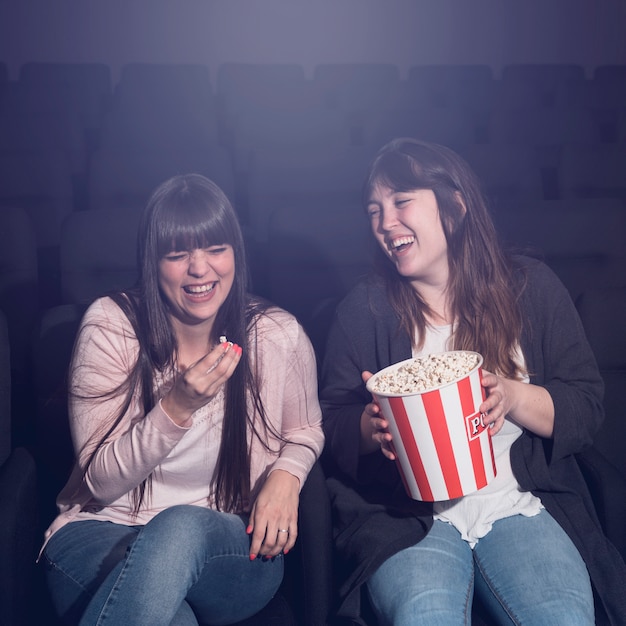 Kostenloses Foto mädchen mit popcorn im kino