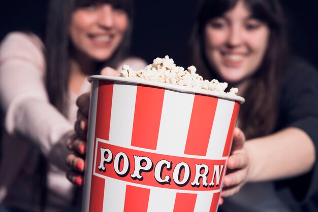 Mädchen mit Popcorn im Kino