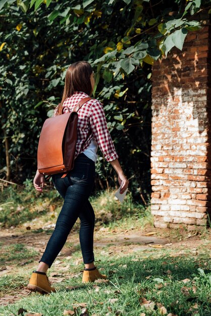 Mädchen mit Rucksack gehend in die Natur