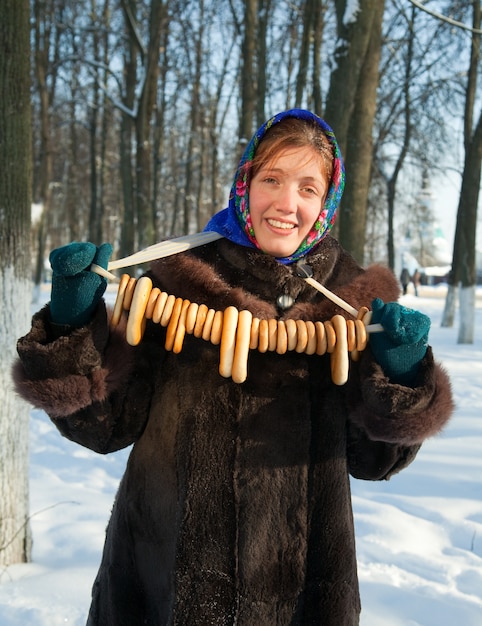 Kostenloses Foto mädchen mit runden cracknel