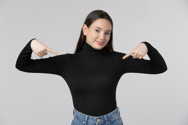 Mädchen mit schwarzem Rollkragenpullover posiert im Studio