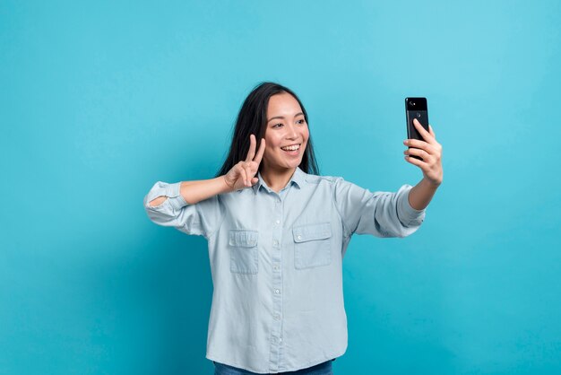 Mädchen mit smartphone