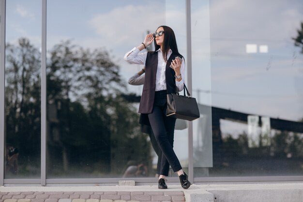 Mädchen mit Sonnenbrille auf einem dunklen Kristall gelehnt